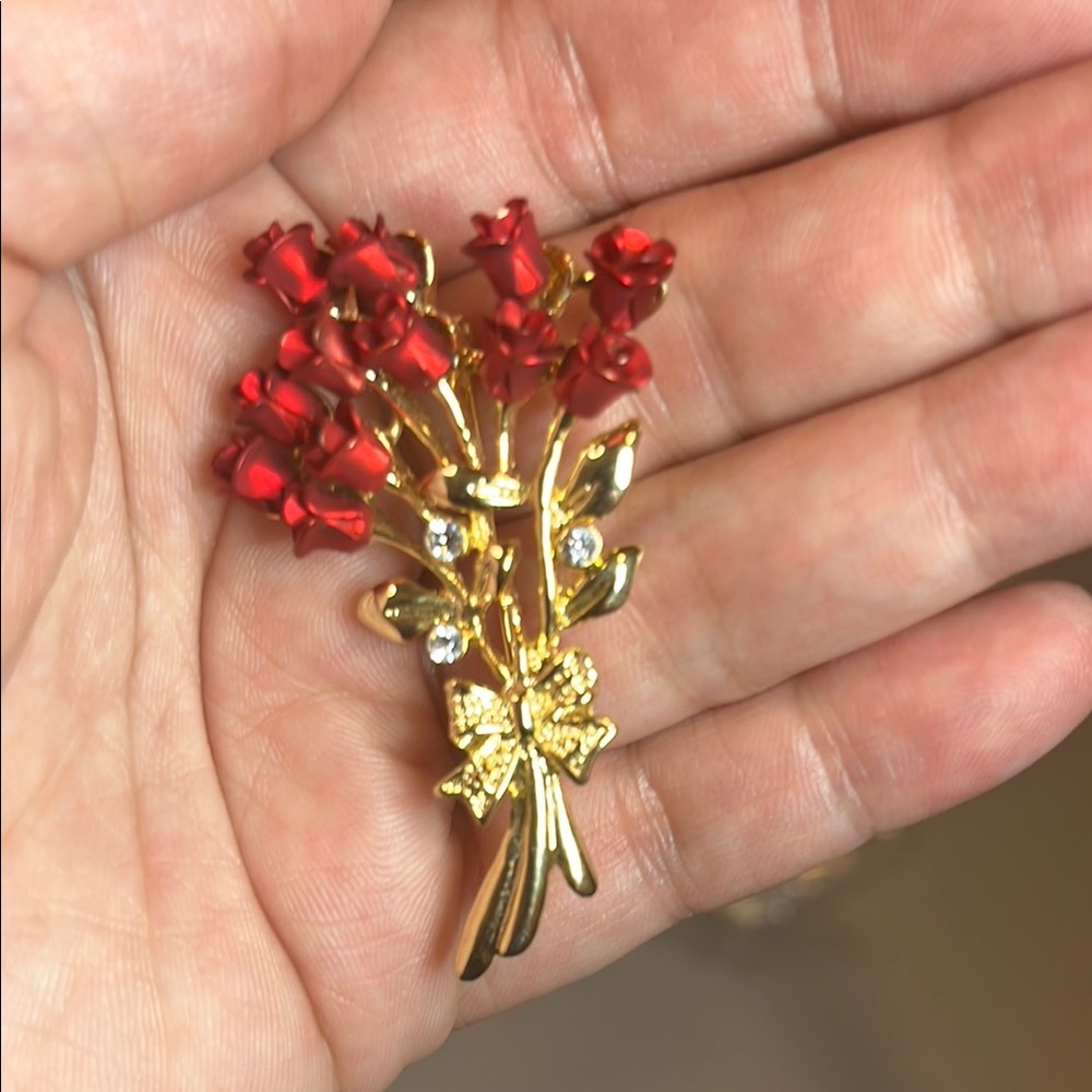 Elegant Red Rose Bouquet Brooch with rhinestones - Picture 3 of 3